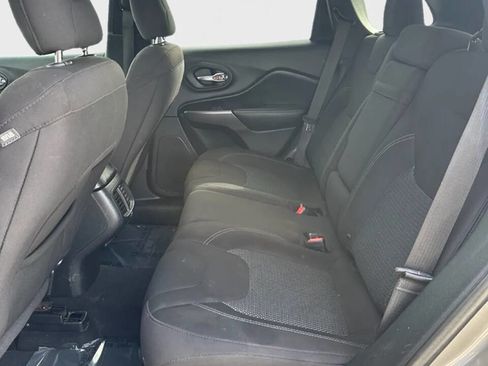 Used 2019 Jeep Cherokee Latitude w/ Popular Appearance Group image 15