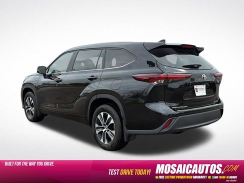 Used 2024 Toyota Highlander XLE AWD/4WD image 5