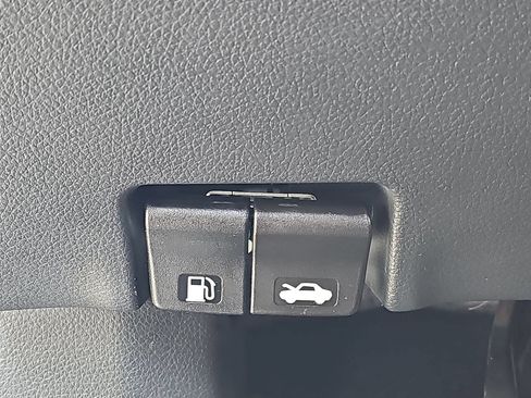 Used 2017 Nissan Rogue SV FWD image 30