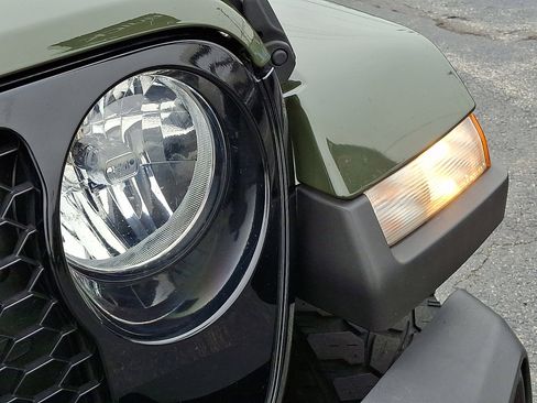 Used 2021 Jeep Gladiator Sport image 10