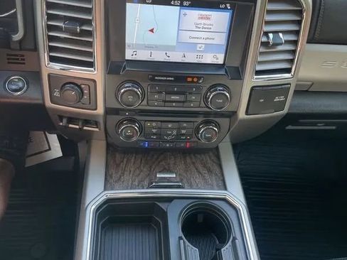 Used 2017 Ford F250 Lariat w/ Lariat Ultimate Package AWD/4WD image 18