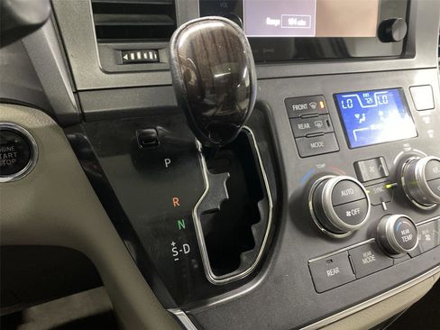 Used 2017 Toyota Sienna XLE FWD image 25