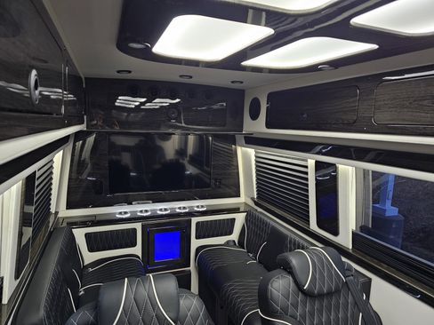 Used 2024 Mercedes-Benz Sprinter 3500 image 10