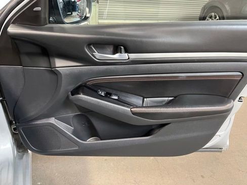 Used 2023 Nissan Altima 2.5 SR FWD image 11