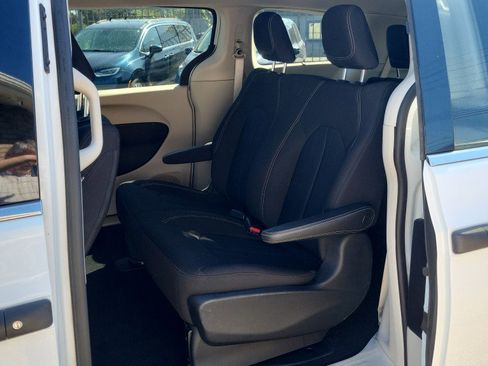 Used 2020 Chrysler Voyager L FWD image 22