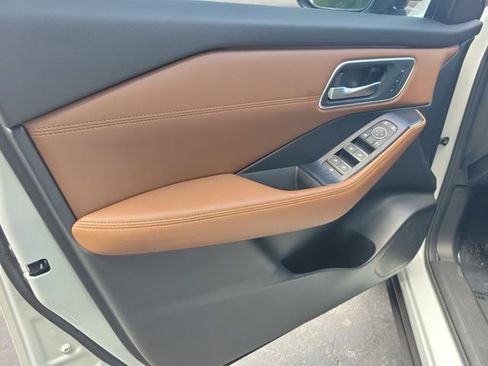 Used 2025 Nissan Rogue Platinum w/ Platinum Premium Package FWD image 14
