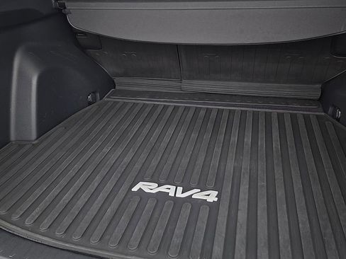 Used 2022 Toyota RAV4 XLE image 9