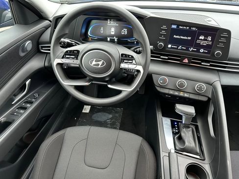Certified 2025 Hyundai Elantra SE FWD image 17
