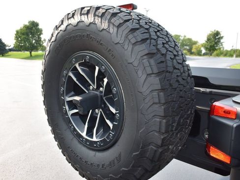 Used 2025 Jeep Wrangler Unlimited Rubicon AWD/4WD image 32