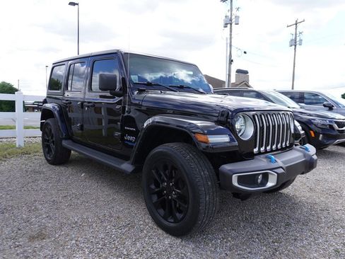 Used 2022 Jeep Wrangler Unlimited Sahara w/ Cold Weather Group AWD/4WD image 10