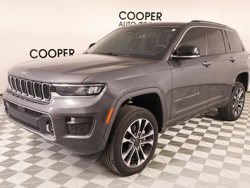 Used 2022 Jeep Grand Cherokee Overland w/ Luxury Tech Group IV AWD/4WD image 11