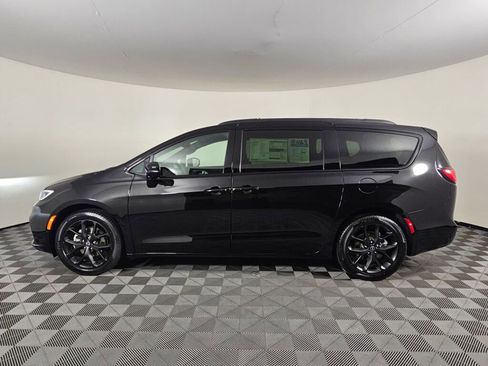 New 2026 Chrysler Pacifica Limited w/ S Appearance Package image 6