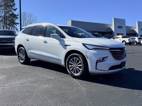 Used 2023 Buick Enclave Essence FWD image 2