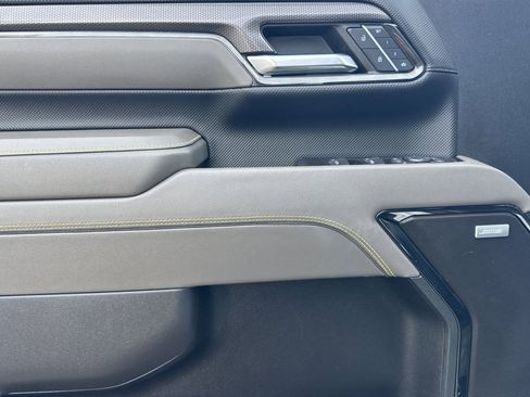 Used 2024 Chevrolet Silverado 2500 ZR2 w/ Technology Package image 11