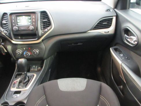 Used 2018 Jeep Cherokee Latitude image 17