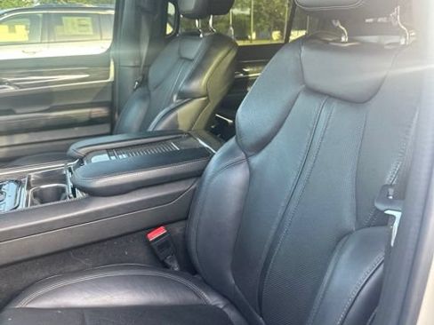 Used 2022 Jeep Wagoneer Series III w/ Premium Group I AWD/4WD image 6