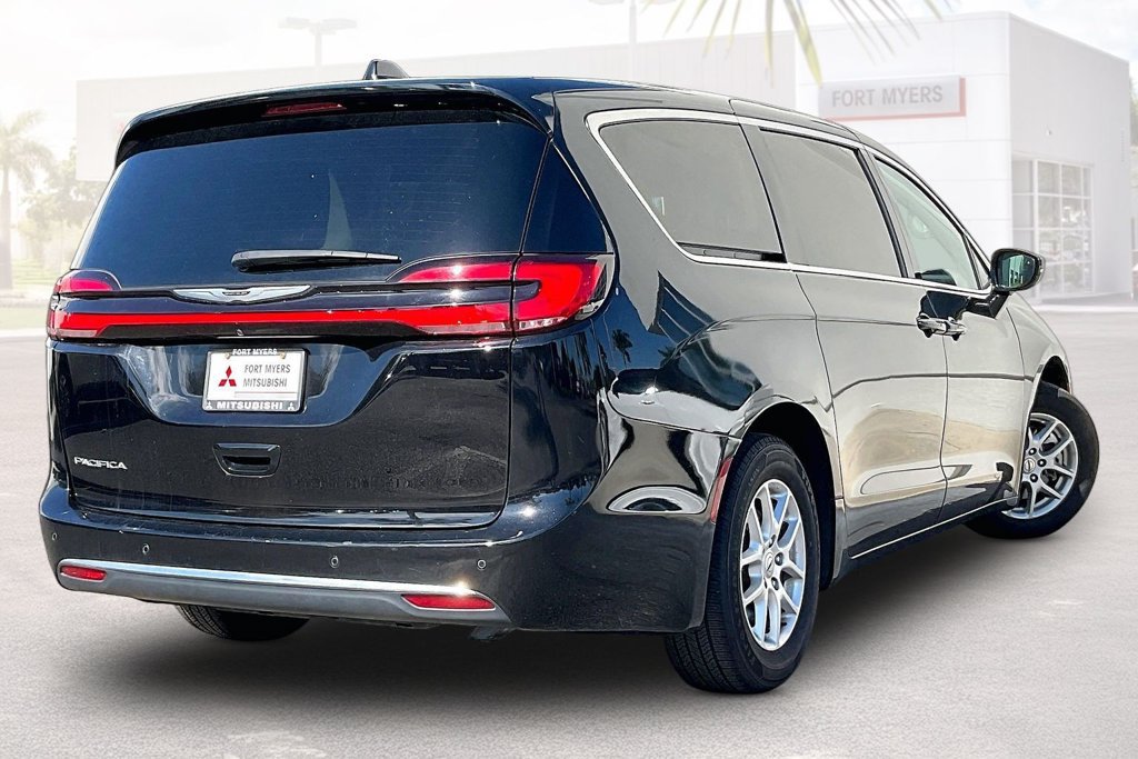 Used 2024 Chrysler Pacifica Touring-L FWD image 31