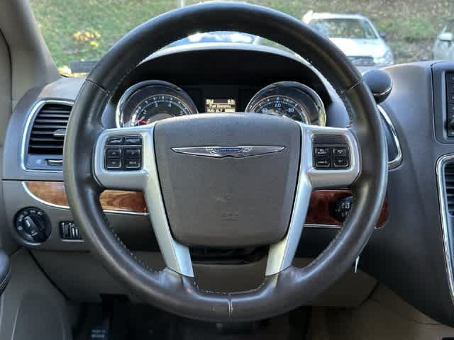 Used 2014 Chrysler Town & Country Touring-L FWD image 7