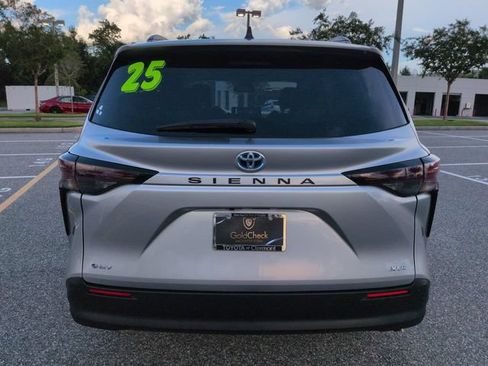Used 2025 Toyota Sienna XLE FWD image 5