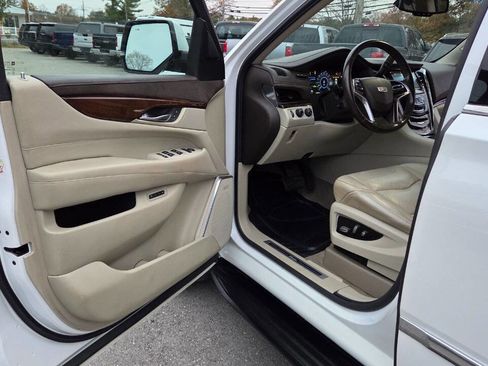 Used 2016 Cadillac Escalade ESV Premium image 22