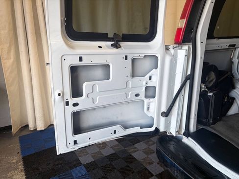 Used 2006 Chevrolet Express 2500 Passenger w/ LT Preferred Equipment Group RWD image 9