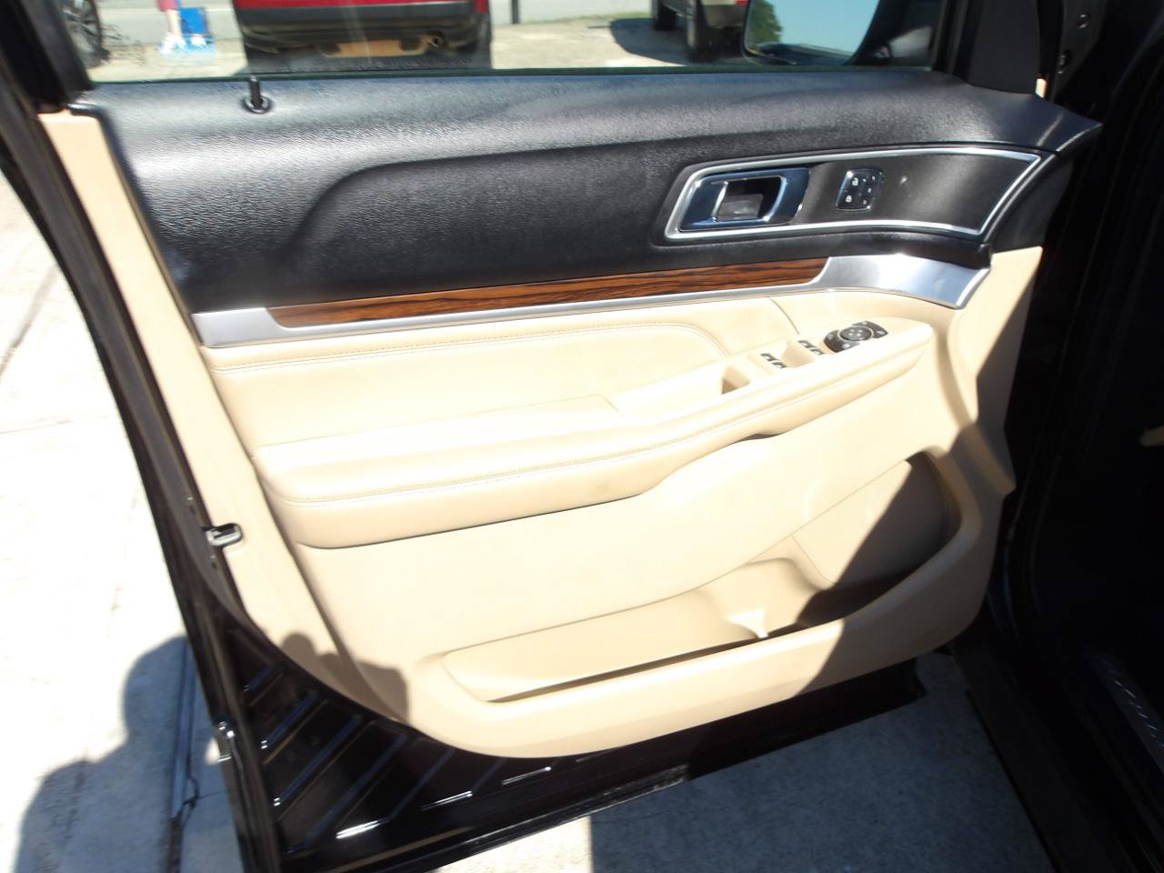 Used 2016 Ford Explorer Limited w/ Equipment Group 301A FWD image 18