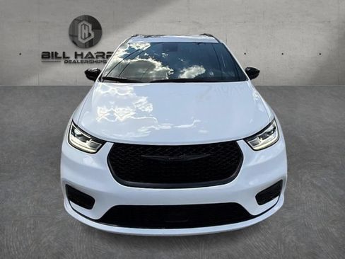 Used 2024 Chrysler Pacifica Limited w/ Uconnect Theater Family Group FWD image 2