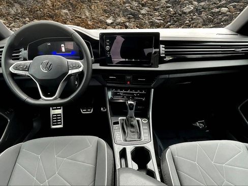 Used 2025 Volkswagen Jetta Sport image 13