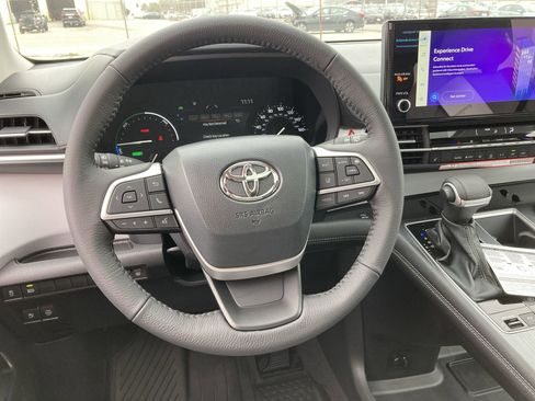Certified 2026 Toyota Sienna XLE image 11