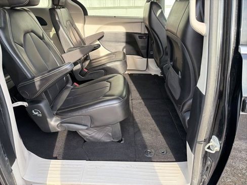 Used 2020 Chrysler Voyager Lxi image 32