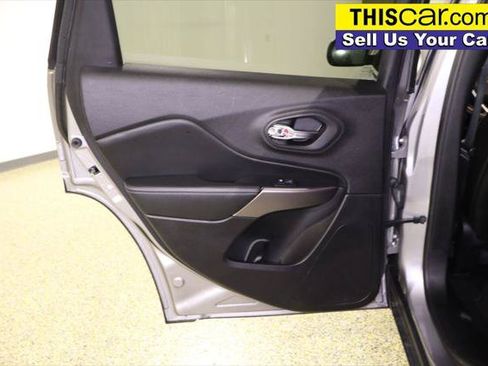 Used 2019 Jeep Cherokee Latitude Plus FWD image 32