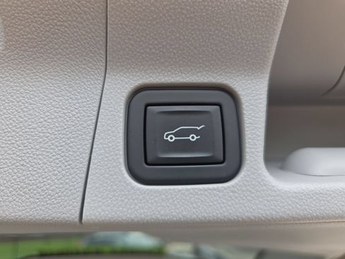 Used 2023 GMC Acadia SLT FWD image 25