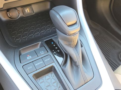 Used 2025 Toyota RAV4 XLE image 17