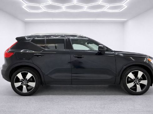 Used 2019 Volvo XC40 T5 Momentum image 2