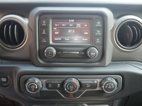 Used 2019 Jeep Wrangler Sport AWD/4WD image 4