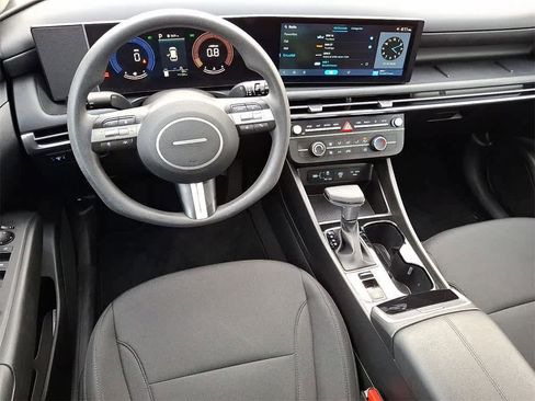 Certified 2025 Hyundai Tucson SE image 11