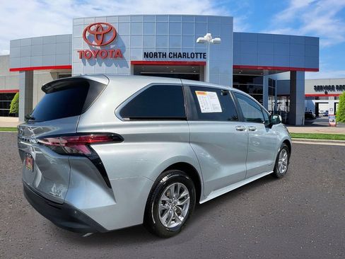 Used 2021 Toyota Sienna LE FWD image 6