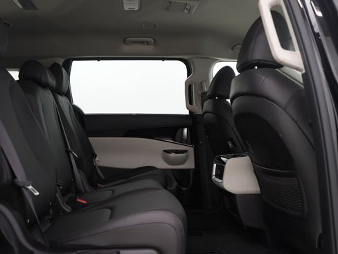 Used 2022 Kia Carnival EX image 12