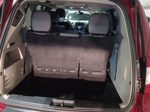 Used 2014 Chrysler Town & Country Touring-L image 8