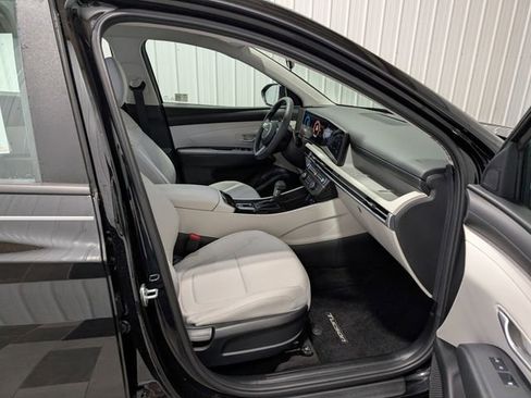 Used 2025 Hyundai Tucson SE image 27