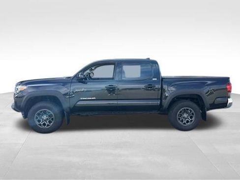 Used 2018 Toyota Tacoma SR5 AWD/4WD image 2