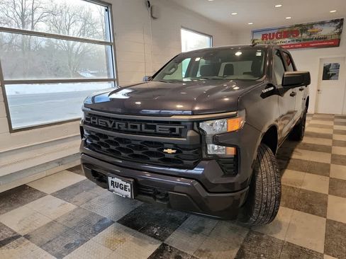 Used 2022 Chevrolet Silverado 1500 Custom image 2