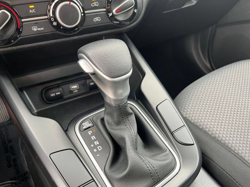 Used 2025 Kia Soul LX w/ LX Technology Package FWD image 40