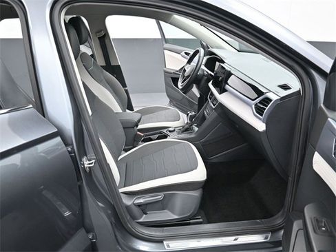 Certified 2025 Volkswagen Taos SE image 32