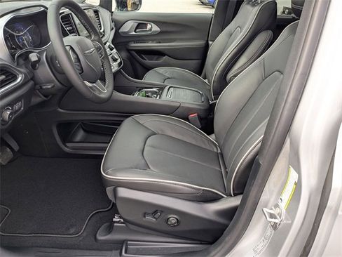 New 2026 Chrysler Pacifica Limited w/ Trailer Tow Group image 14