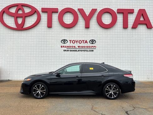 Used 2020 Toyota Camry SE image 2