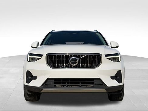Used 2023 Volvo XC40 B5 Plus image 8