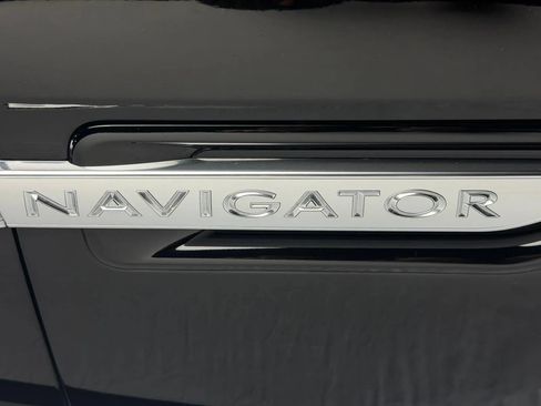 Used 2018 Lincoln Navigator Reserve w/ Technology Package AWD/4WD image 11