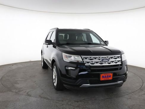 Used 2018 Ford Explorer XLT w/ Equipment Group 202A FWD image 3