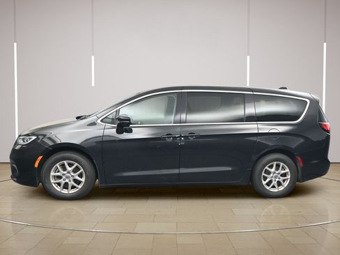 Used 2023 Chrysler Pacifica Touring-L FWD image 4
